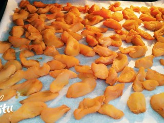 12、苹果果脯,再将蒸好的苹果放入烤箱，上下火120度，烤一个小时，烤至表面微微干爽。