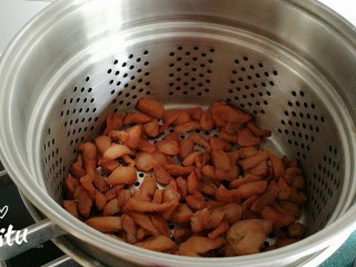 13、苹果果脯,烤好的苹果第三次放入蒸锅，蒸七八分钟。