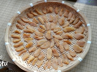 10、苹果果脯,经过两天的晾晒，苹果缩小了一些，颜色微微变深，但还是比较湿润，略微粘手。