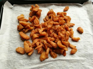 14、苹果果脯,再一次放入烤箱，上下火100度，烤大约一小时，烤至苹果表面干爽透明，体积皱缩，颜色变成橘色。