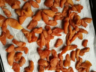 15、苹果果脯,做好的果脯有原果的酸甜味道，吃起来很有韧劲。