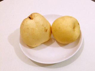 1、雪梨????百香果酱,雪梨两枚，????其实有很多作用，化痰止咳，润肺等等