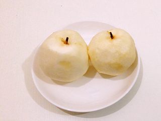 2、雪梨????百香果酱,洗净，削皮，嘿嘿，快夸我的刀工