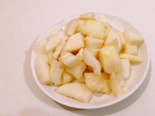 3、雪梨????百香果酱,削皮之后的雪梨，去壳，切成小颗粒状