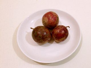4、雪梨????百香果酱,百香果3个，俏俏告诉大家，其实越皱巴的，越丑的百香果，才是成熟好吃的