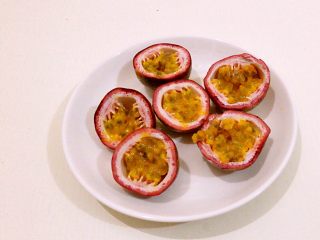 5、雪梨????百香果酱,然后从中间切开