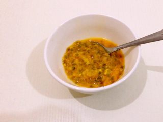 6、雪梨????百香果酱,把百香果籽全部用勺子挖出来