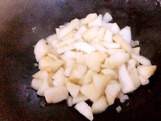 8、雪梨????百香果酱,直接把切好的雪梨放到锅里，开始熬糖水