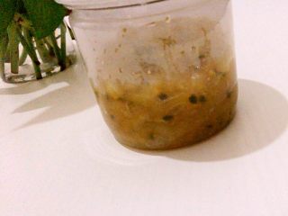 12、雪梨????百香果酱,冷却之后，就可以放到密封罐里了