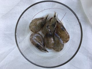 1、虾仁鸡蛋卷,准备6个基围虾
