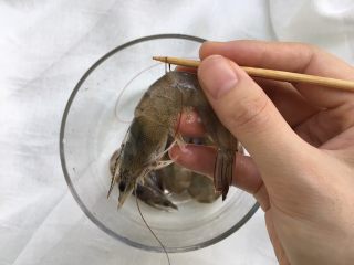 2、虾仁鸡蛋卷,挑出虾线，可以用竹签直接从虾背的第二和第三节之间挑出来