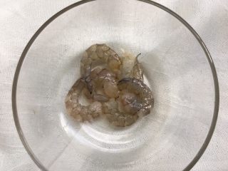 3、虾仁鸡蛋卷,虾仁全部剥好啦