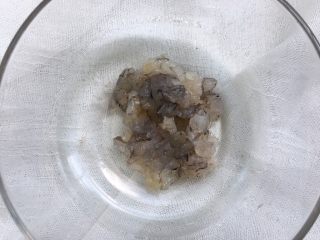 4、虾仁鸡蛋卷,用刀把虾仁剁小一点，不用特别细腻