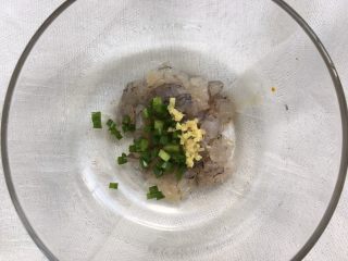 5、虾仁鸡蛋卷,虾仁碎中加入料酒、生姜、葱花、一点点盐