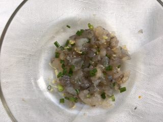 6、虾仁鸡蛋卷,用筷子搅拌均匀，完成调味