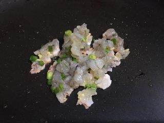 7、虾仁鸡蛋卷,平底锅里放一点油，倒入拌好的虾仁碎