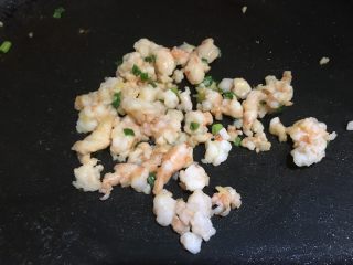 8、虾仁鸡蛋卷,快速翻炒均匀，全部变色就熟了，多炒虾肉就会变老失去弹性不好吃了