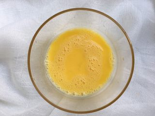 11、虾仁鸡蛋卷,加一点点盐，用筷子打散