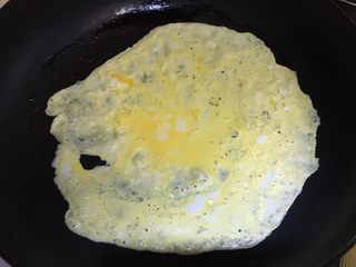 12、虾仁鸡蛋卷,平底锅加一点点油，倒入一半鸡蛋液，转动平底锅摊平，这里最好用不粘锅，省油又好做