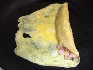 14、虾仁鸡蛋卷,用铲子辅助翻转鸡蛋皮卷起来，可以在鸡蛋皮即将完全凝固的时候卷，这样不容易散