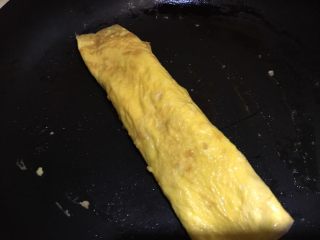 16、虾仁鸡蛋卷,最后全部卷起，卷蛋皮的过程争取一气呵成，这样蛋皮更松软（我为了拍照中间停了好几次，蛋皮时间长了会变硬，形状不是很好看，口感也差了一点）