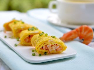 17、虾仁鸡蛋卷,营养丰富的虾仁鸡蛋卷，切开装盘就可以享用啦