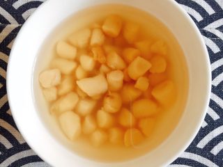 2、赶走亚健康——上汤娃娃菜,温水泡发干贝丁；