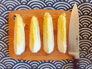 3、赶走亚健康——上汤娃娃菜,娃娃菜洗净，1劈4瓣；