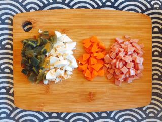 4、赶走亚健康——上汤娃娃菜,皮蛋、咸鸭蛋、火腿和胡萝卜切丁备用；