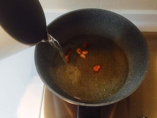 5、赶走亚健康——上汤娃娃菜,倒入适量热水，若有高汤最佳；