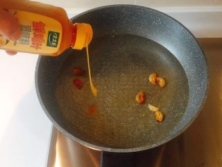 6、赶走亚健康——上汤娃娃菜,没有高汤的话，可放入适量鸡汁或一小块浓汤宝，调制汤底，并大火烧开；