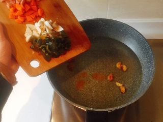 7、赶走亚健康——上汤娃娃菜,放入切好的皮蛋、咸鸭蛋、火腿和胡萝卜；