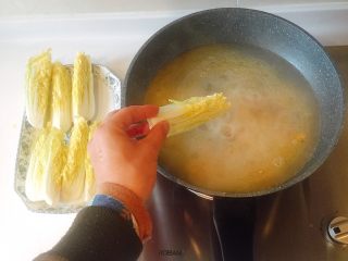 9、赶走亚健康——上汤娃娃菜,开锅后，放入娃娃菜；