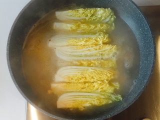 10、赶走亚健康——上汤娃娃菜,盖上锅盖，转中小火，煮至娃娃菜软熟剔透；