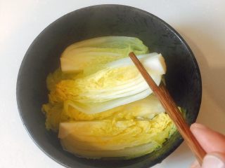 12、赶走亚健康——上汤娃娃菜,将煮熟的娃娃菜捞出装碗；