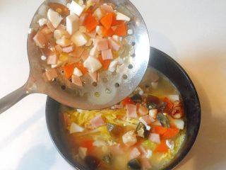 14、赶走亚健康——上汤娃娃菜,配菜均匀的铺在娃娃菜上；