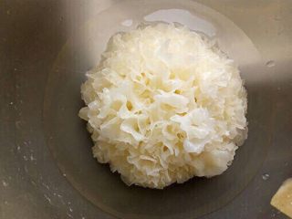 1、银耳雪梨枸杞羹,先将银耳放入水中发泡！