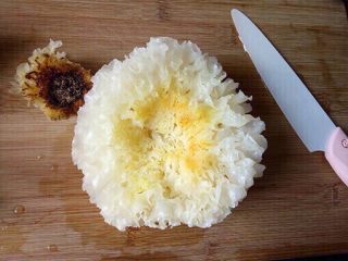 2、银耳雪梨枸杞羹,把泡好的银耳去根部！洗净！