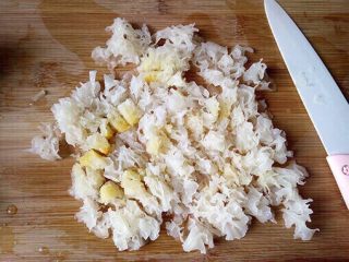 3、银耳雪梨枸杞羹,去根洗净后切碎备用