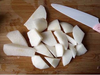 4、银耳雪梨枸杞羹,把雪梨洗净去皮切成小块备用！