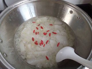 5、银耳雪梨枸杞羹,把切碎银耳和切好雪梨一起入锅中煮开转小火炖30分钟汤出胶后放入冰糖、枸杞大火煮20分钟！