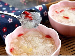 6、银耳雪梨枸杞羹,关火盛出碗中！