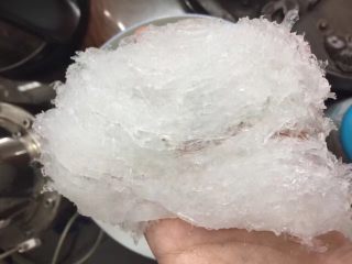 2、止咳润肺燕窝蜜,纯净水泡发五小时，这过程中换3-4次水，勤换水能让燕窝泡发得干净透彻