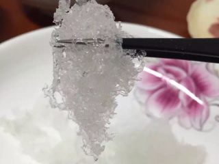 3、止咳润肺燕窝蜜,泡发好挑干净毛，撕成小条