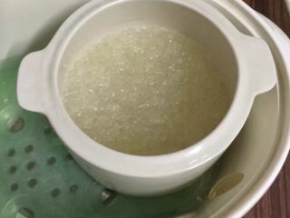 4、止咳润肺燕窝蜜,放隔水炖锅炖30分钟取出