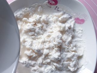 2、红糖麻糍,糯米粉中加入开水，一边倒一边用筷子搅拌