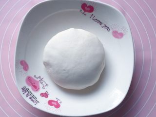 3、红糖麻糍,再用手揉成光滑不粘手的面团