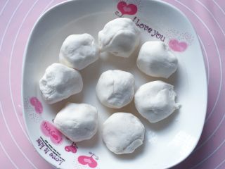 4、红糖麻糍,将面团平均分成八等份