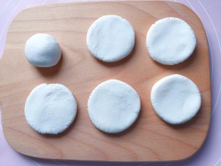 5、红糖麻糍,将每一份面团用手搓圆，然后压扁（以防煎的时候膨胀开裂）