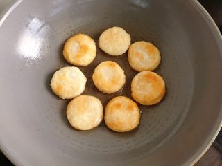 7、红糖麻糍,一面煎至微黄，翻面，两面都煎至微黄